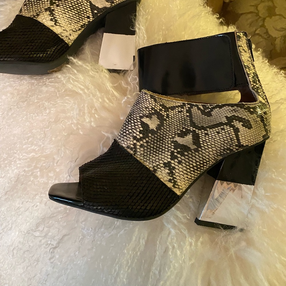Beautiful shoes Canadian size 9 worn once. Condition like brand new.Very soft
